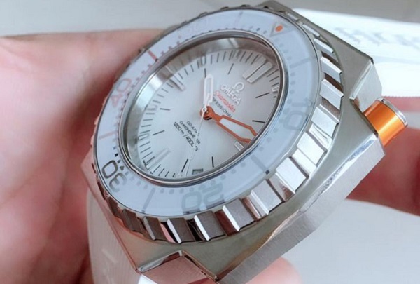 回收中有哪些名牌二手表适合夏天潜水时戴？