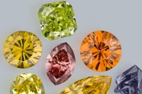 钻石颜色只有轻微差异，其回收价格也还是有差别