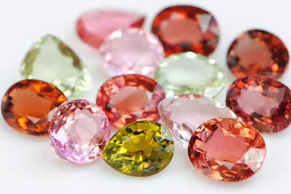 有些钻石回收价格高不是因为火彩亮！而是颜色优势大
