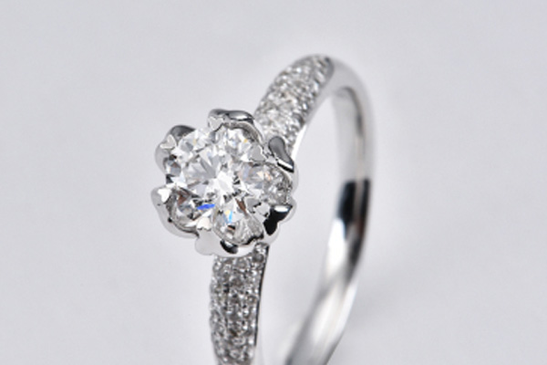 热门品牌钻石首饰的钻石回收价格还是不及裸钻？