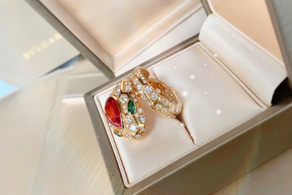 这款99新的宝格丽玫瑰金钻石戒指回收价格有几折?