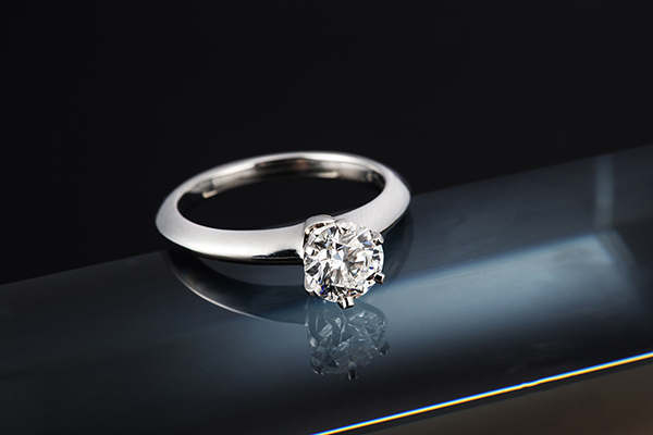 蒂芙尼铂金单钻戒指在钻石回收店的近况如何？商家：多多益善