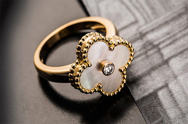 超美的梵克雅宝四叶草钻石戒指回收保值力依旧强悍！