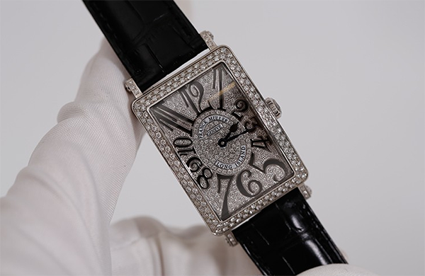 后镶钻对法穆兰952QZD手表回收价格的影响是好是坏？