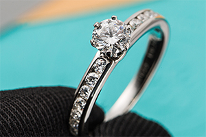 一万多的钻石戒指回收多少钱