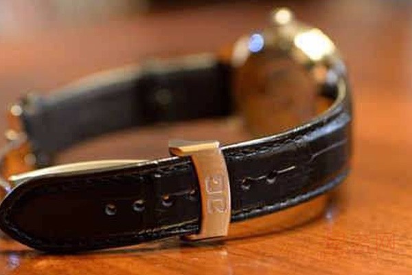 偏心系列的格拉苏蒂原创手表回收价有7折多！就因这些特质