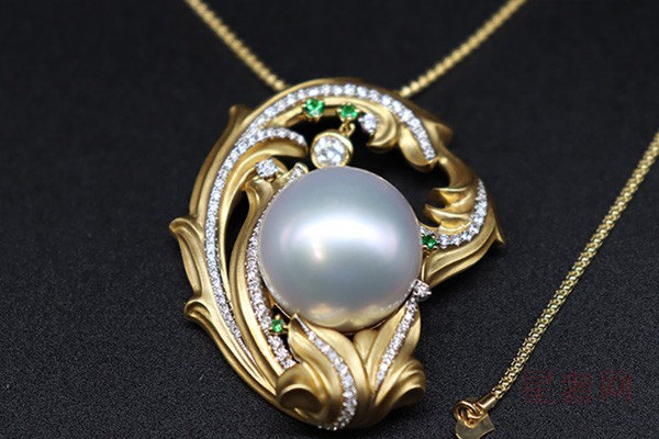 二手天然南洋珍珠白金钻石项链回收价由哪种材质说了算？