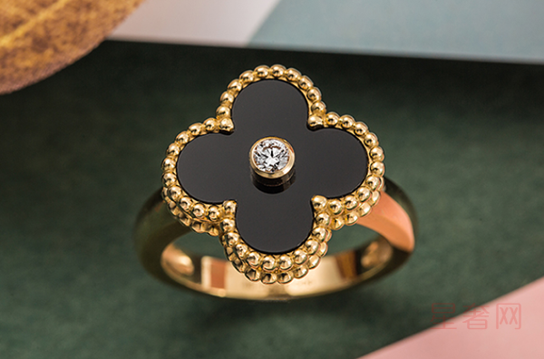 超美的梵克雅宝四叶草钻石戒指回收保值力依旧强悍！