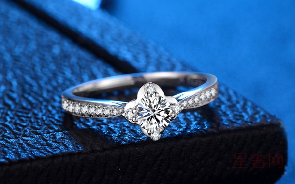 二手蓝色多瑙河白18K金群镶钻戒钻石戒指结婚求婚钻戒定制款图