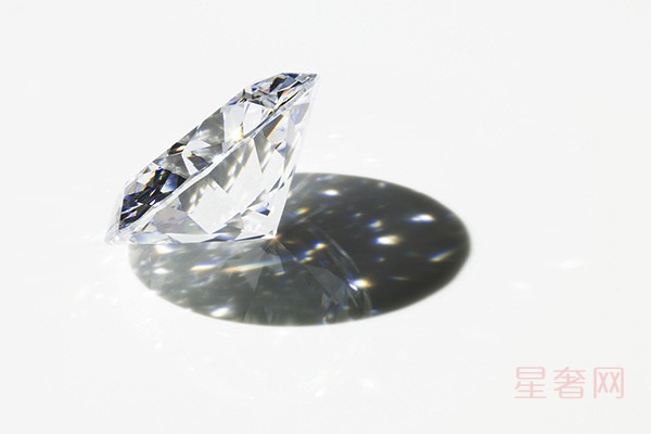 璀璨闪亮的钻石图片