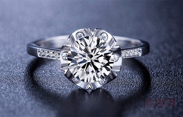 二手鸣钻国际以爱之名白18K金一克拉钻石结婚戒指钻戒女图
